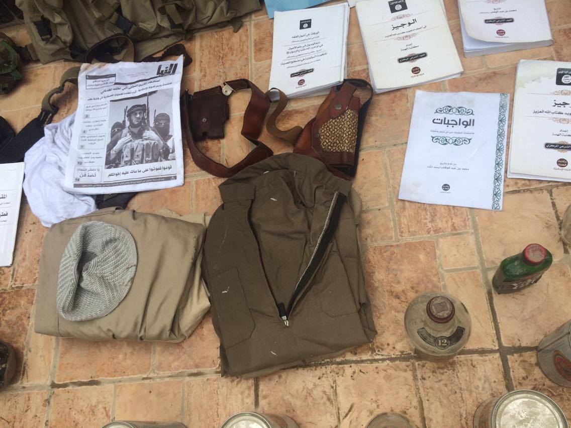 به‌ وێنه‌.. له‌ كارگه‌يه‌كى درووستكردنى چه‌كى داعشدا قوتوى بيره‌ و وێسكى دۆزرايه‌وه‌